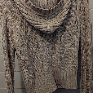 Kakhi sweater with hood cropped